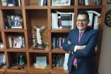 Abimael Zavala, presidente de la Comunidad Jurídica de México (CoJurMex), denuncia la parálisis administrativa y operativa que enfrenta el sistema de justicia mexicano a raíz de la implementación de la reforma judicial de 2024. La eliminación de la carrera judicial en el proceso de designación de juzgadores mediante voto popular vulnera la capacidad de resolución en los tribunales federales y estatales.

En entrevista para la Primera Emisión de Imagen Radio con Ivonne Melgar, el representante de la asociación civil detalló que la estructura actual de impartición de justicia carece de la experiencia técnica necesaria para atender la carga de trabajo acumulada. La agrupación integra a jueces, abogados, académicos y especialistas con el propósito de formular soluciones diagnósticas ante el escenario actual.

"Es muy fácil criticar lo que sucede luego en el país, pero sin propuesta y precisamente a través de esta asociación civil con las personas que la estamos integrando es hacer diagnósticos de lo que está pasando en el país y hacer propuestas. Sobre todo esto nace pues a raíz de la reforma del poder judicial que con los jueces electos pues ha tenido un desastre muy grande. Los juicios están paralizados, todo el mundo se queja, pero pocos proponemos", sentenció Zavala.

00:00 - Nace Cojurmex para fortalecer el sistema de justicia
02:56 - Impacto negativo de la reforma en la carrera judicial
04:11 - Riesgos de la inexperiencia en juzgadores electos
06:20 - Desafíos de capacitación para nuevos impartidores de justicia
09:18 - Propuestas de Cojurmex para las elecciones judiciales 2028




COMENTA ESTE VIDEO Y COMPARTELO CON TUS AMIGOS

Para más información entra: https://www.youtube.com/watch?v=6pLXCoJQvPE

No olvides dejarnos tus comentarios y visitarnos en 

Sitio: http://www.imagenradio.com.mx 
Facebook: https://www.facebook.com/ImagenRadio/?locale=es_LA
Twitter: https://x.com/Imagen_Mx
¡Dale like y suscríbete al canal!:  https://www.youtube.com/channel/UCB0BUmdBOrH9mYU2ebs1eWA

#imagenradio #noticiasenvivo