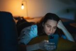¿Qué es el doomscrolling y cómo afecta a la salud mental?