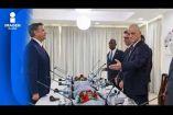 La inédita revelación de imágenes por parte de la CIA y de la oficina de representación de Estados Unidos en La Habana sobre el viaje del director de la inteligencia estadounidense, John Ratcliffe, a Cuba, confirma la existencia de un canal de comunicación de alto nivel que opera en este mayo de 2026. A decir del Dr. Rafael Rojas, profesor del Centro de Estudios Históricos del Colegio de México, este escenario no responde a una distensión ideológica, sino a una negociación forzada por una estrategia de asfixia económica fulminante diseñada desde la Casa Blanca. El diseño de presión de la administración de Donald Trump ha seguido una progresión quirúrgica que ha colocado al régimen de la isla en una precariedad logística terminal. Primero, la orden ejecutiva del 29 de enero congeló los suministros de crudo al amenazar con aranceles a intermediarios de México, Venezuela y Rusia; posteriormente, las sanciones de mayo desmantelaron las operaciones financieras del consorcio militar Gaesa; y finalmente, se emitieron castigos individualizados contra los cuadros civiles del Partido Comunista.






COMENTA ESTE VIDEO Y COMPARTELO CON TUS AMIGOS

Para más información entra: https://www.youtube.com/watch?v=6pLXCoJQvPE


No olvides dejarnos tus comentarios y visitarnos en 

Sitio: http://www.imagenradio.com.mx 
Facebook: https://www.facebook.com/ImagenRadio/?locale=es_LA
Twitter: https://x.com/Imagen_Mx
Suscríbete a nuestro canal:  https://www.youtube.com/channel/UCB0BUmdBOrH9mYU2ebs1eWA


#imagenradio #noticiasenvivo
