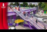 La saturación de las vialidades, puentes y estaciones del Metro de la Ciudad de México con iconografía de ajolotes y una paleta de colores lila y morada configura, bajo la lupa de Carlos Martínez, Periodista especialista en derechos humanos, una sofisticada estrategia de violencia cromática institucional y purplewashing (lavado feminista). Lejos de ser una inocua decisión de diseño urbano, la apropiación de los colores históricamente ligados a las luchas feministas internacionales (el 8M) y la movilización civil representa una maniobra de distracción política para eludir las responsabilidades de una administración que, bajo el mismo grupo político, suma ya más de un cuarto de siglo gobernando la capital del país en este 2026. El especialista devela la cara más oscura del urbanismo oficialista: el uso de tonalidades lila y moradas para maquillar la impunidad. "No es el color lo que ofende, sino la instrumentalización de una lucha histórica sin asumir la responsabilidad de los feminicidios y el desastre urbano", acusa; alista denuncia colectiva.







COMENTA ESTE VIDEO Y COMPARTELO CON TUS AMIGOS

Para más información entra: https://www.youtube.com/watch?v=6pLXCoJQvPE


No olvides dejarnos tus comentarios y visitarnos en 

Sitio: http://www.imagenradio.com.mx 
Facebook: https://www.facebook.com/ImagenRadio/?locale=es_LA
Twitter: https://x.com/Imagen_Mx
Suscríbete a nuestro canal:  https://www.youtube.com/channel/UCB0BUmdBOrH9mYU2ebs1eWA


#imagenradio #noticiasenvivo