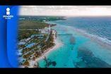 La suspensión —hasta ahora provisional— de la ampliación del puerto de cruceros y el mega parque acuático proyectados por la naviera internacional Royal Caribbean en el poblado costero de Mahahual, Quintana Roo, representa una victoria de la organización civil, pero al mismo tiempo expone las graves carencias e inconsistencias jurídicas con las que la Secretaría de Medio Ambiente y Recursos Naturales (Semarnat) gestiona la política ecológica del país en este mayo de 2026. A través del análisis de Cristina Rivas, politóloga e internacionalista y Rodrigo Elizarrás, consultor y analista, queda en evidencia que el modelo de desarrollo turístico intensivo está rebasando los límites de la sostenibilidad en los litorales mexicanos, operando bajo un esquema destructivo: "arrancar obras y pedir perdón después".







COMENTA ESTE VIDEO Y COMPARTELO CON TUS AMIGOS

Para más información entra: https://www.youtube.com/watch?v=6pLXCoJQvPE


No olvides dejarnos tus comentarios y visitarnos en 

Sitio: http://www.imagenradio.com.mx 
Facebook: https://www.facebook.com/ImagenRadio/?locale=es_LA
Twitter: https://x.com/Imagen_Mx
Suscríbete a nuestro canal:  https://www.youtube.com/channel/UCB0BUmdBOrH9mYU2ebs1eWA


#imagenradio #noticiasenvivo