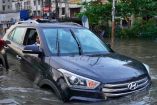 auto en una inundación