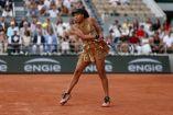 Naomi Osaka terminó su desfile de modas en Roland Garros al ser eliminada.