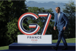 "El canciller de Alemania, Friedrich Merz, camina durante la cumbre del G7 en Évian-les-Bains, Francia."