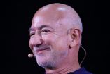 La IA no sustituirá a los humanos, pero sí provocará escasez laboral: Jeff Bezos.