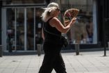 Ciudadanos se protegen ante la alerta roja por calor que afecta a capitales clave como París y Roma.