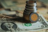 Dólar presiona al peso; toca niveles no vistos desde abril.