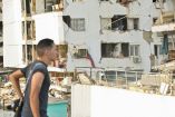 Residentes angustiados buscan a sus seres queridos entre los escombros.