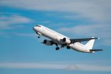 ¿Vuelos más caros? Tráfico aéreo mundial cae 2.2% por alza en costos de turbosina: IATA.
