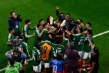 Carlos Calderón Cardoso, historiador de fútbol y escritor, advierte que la Selección Mexicana requiere una estrategia de doble precaución ante un posible enfrentamiento contra Inglaterra en la siguiente fase del torneo. El especialista sostiene que el equipo nacional debe consolidar su desempeño en la zona defensiva, sector que ha mantenido imbatido durante los encuentros previos del certamen mundialista.

En entrevista con Ivonne Melgar para Imagen Radio, el analista deportivo señala que el planteamiento del estratega Javier Aguirre debe adaptarse a las condiciones específicas del rival, abandonando la rigidez táctica en favor de una estructura flexible que permita contrarrestar la capacidad de despliegue de las selecciones europeas.

00:00 - Triunfo histórico Selección Mexicana
01:35 - Evolución proceso Javier Aguirre
02:17 - Crecimiento afición desde 1970
04:28 - Análisis relación técnico afición
07:12 - Expectativas próximo partido Mundial
09:20 - Legado social festejos callejeros





COMENTA ESTE VIDEO Y COMPARTELO CON TUS AMIGOS

Para más información entra: https://www.youtube.com/watch?v=6pLXCoJQvPE

No olvides dejarnos tus comentarios y visitarnos en 

Sitio: http://www.imagenradio.com.mx 
Facebook: https://www.facebook.com/ImagenRadio/?locale=es_LA
Twitter: https://x.com/Imagen_Mx
¡Dale like y suscríbete al canal!:  https://www.youtube.com/channel/UCB0BUmdBOrH9mYU2ebs1eWA

#imagenradio #noticiasenvivo