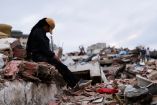 Hilyerin Subero, de 28 años, reacciona tras encontrar las llaves de su esposo, Jeison Nieto, después de los terremotos mortales del 24 de junio, en La Guaira, Venezuela, el 6 de julio de 2026.