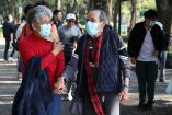 CIUDAD DE MÉXICO, 20DICIEMBRE2025.- La fundación Juntos Forjando un Mundo Mejor aplicó vacunas de Influenza, COVID y Neumococo para mayores de 60 años, derechohabientes o no del Sector Salud, en las inmediaciones del Parque de los Venados. La Asociación Civil cuenta con 15 años de experiencia y desde hace tres implementa campañas de acceso universal a vacunas. Lo anterior, ocurre en un contexto en qué el gobierno mexicano lanzó una alerta respecto a la llamada "Súper Gripe", variante AH3N2 de la influenza, por lo que ha llamado a toda la población a vacunarse. FOTO: GALO CAÑAS/CUARTOSCURO.COM