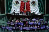 #Feminicidio #MartaTagle #Justicia #DerechosHumanos #ViolenciaDeGénero

Martha Tagle, consultora en género y derechos humanos, denunció que la disminución del 36% en las cifras de feminicidios reportada por la administración federal responde a una reclasificación administrativa de los delitos como homicidios dolosos, lo cual distorsiona la realidad de la violencia contra las mujeres en México.

En entrevista para la Primera Emisión de Imagen Radio con Ivonne Melgar, la ex legisladora enfatizó que, pese a los datos oficiales, el país mantiene un promedio constante de 10 asesinatos de mujeres diariamente, una problemática que, según advirtió, persiste sin una respuesta institucional efectiva tras años de omisiones en las fiscalías.

00:00 - Iniciativa presidencial contra feminicidio
02:04 - Dificultades históricas del tipo penal de feminicidio
03:21 - Reclasificación de delitos en fiscalías estatales
05:14 - Análisis de estadísticas y violencia feminicida
07:52 - Necesidad de reestructurar fiscalías y denuncias
11:13 - Desmantelamiento de presupuesto para igualdad y violencia



COMENTA ESTE VIDEO Y COMPARTELO CON TUS AMIGOS

Para más información entra: https://www.youtube.com/watch?v=6pLXCoJQvPE

No olvides dejarnos tus comentarios y visitarnos en 

Sitio: http://www.imagenradio.com.mx 
Facebook: https://www.facebook.com/ImagenRadio/?locale=es_LA
Twitter: https://x.com/Imagen_Mx
¡Dale like y suscríbete al canal!:  https://www.youtube.com/channel/UCB0BUmdBOrH9mYU2ebs1eWA

#imagenradiolive #imagenradioenvivo #imagenradio #noticiasenvivo #noticias #imagen #radio