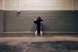 #SaludMental #PrevenciónDelSuicidio #DraPerlaLeal #Psicología #Bienestar

La mayoría de los casos de suicidio en México corresponden a la población masculina, alcanzando un 81.1% según datos del reporte de la Comisión Nacional de Salud Mental y Adicciones (CONASAMA) de 2024. Este fenómeno exhibe una brecha de género en la solicitud de servicios de salud, donde la proporción de atención es de nueve mujeres por cada hombre.

En entrevista para la Primera Emisión de Imagen Radio con Ivonne Melgar, la doctora Perla Leal, académica del departamento de Psicología de la Universidad Iberoamericana, señaló que la cultura de la autosuficiencia masculina limita la capacidad de los varones para identificar, validar y expresar emociones antes de alcanzar niveles de desesperanza extremos.

La académica explicó que la falta de atención médica y psicológica en los varones responde a preceptos culturales asociados al patriarcado, que históricamente desincentivan la vulnerabilidad. Indicó que la construcción de salud mental comienza desde la infancia y la dinámica familiar.

00:00 - Salud mental y señales de alerta ante riesgo de suicidio
01:28 - Desafío de salud mental en hombres y estigmas sociales
02:55 - Causas multifactoriales y pérdida de esperanza
07:41 - Responsabilidad familiar y deconstrucción del patriarcado
11:07 - Impacto de la felicidad tóxica en redes sociales
13:11 - Recomendaciones para identificar señales de riesgo



COMENTA ESTE VIDEO Y COMPARTELO CON TUS AMIGOS

Para más información entra: https://www.youtube.com/watch?v=6pLXCoJQvPE

No olvides dejarnos tus comentarios y visitarnos en 

Sitio: http://www.imagenradio.com.mx 
Facebook: https://www.facebook.com/ImagenRadio/?locale=es_LA
Twitter: https://x.com/Imagen_Mx
¡Dale like y suscríbete al canal!:  https://www.youtube.com/channel/UCB0BUmdBOrH9mYU2ebs1eWA

#imagenradiolive #imagenradioenvivo #imagenradio #noticiasenvivo #noticias #imagen #radio