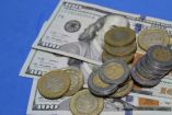 Dólar pierde fuerza: peso mexicano gana por menor aversión al riesgo.