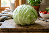 De acuerdo con la Administración de Alimentos y Medicamentos de EE. UU. (FDA), el brote se vincula epidemiológicamente con lechuga iceberg.