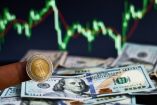 Peso se mantiene estable frente al dólar; inversionistas esperan reportes financieros.