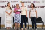 De gira por Acapulco, Guerrero, este domingo la presidenta Claudia Sheinbaum hizo entrega de tarjetas del programa Pensión Mujeres Bienestar