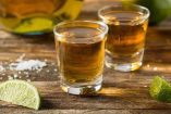Economía alista aranceles recíprocos por barreras al tequila mexicano