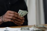 Luke Brett, la historia del joven que se hizo rico por un error del banco