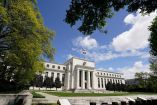 Altos funcionarios de la Fed piden subir las tasas para frenar la inflación