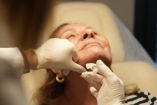 Dra. Marisol Góngora advierte que fumar eleva 80% el riesgo de necrosis en un facelift
