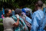 Un trabajador sanitario toma la temperatura de una paciente sospechosa de tener ébola mientras es trasladada en mototaxi al hospital de Rwampara en Ituri, en el este de la República Democrática del Congo.