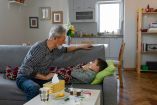 ¿Cómo afecta a la salud de los abuelos cuidar a los nietos?