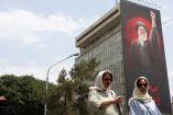 Bloqueo de EU e inflación golpean a Irán: familias ya compran comida a crédito.