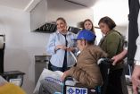 La gobernadora de Chihuahua entregó sillas de ruedas, muletas y bastones a personas con discapacidad
