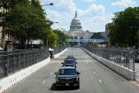 Donald Trump girando con La Bestia en el circuito de Washington