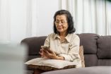 Existen diferentes opciones de celulares fáciles de usar para adultos mayores.