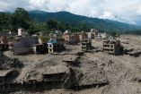 Una riada en Nepal arrasó comunidades en Rasuwa, dejando 95 muertos y más de 380 desaparecidos, mientras equipos de rescate trabajan en la zona