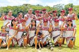 Equipo de softbol inspirador: Rompen el machismo, descalzas y en huipil