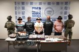 Personal de Marina y SSPC resguarda a tres personas detenidas durante cateos en Oaxaca, junto a objetos y sustancias aseguradas.