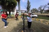 Familiares y vecinos acudieron al memorial instalado en la Calzada Ignacio Zaragoza para colocar veladoras y flores en honor a víctimas.