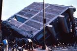 Un edificio de ladrillo se partió y sus cimientos se derrumbaron en el sismo de 1985, en el entonces Distrito Federal.