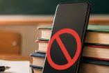 La Secretaría de Educación Pública oficializó el Acuerdo 09/09/26, el cual regula el uso de teléfonos celulares, dispositivos inteligentes y aparatos electrónicos personales en las escuelas del país.