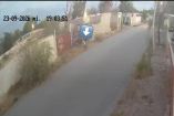 Graban a sujeto que deja el cadáver de un perro afuera de una casa