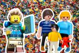 Minifigura de LEGO junto a una familia de Playmobil frente a un fondo de bloques de construcción.