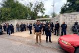 Autoridades resguardan la secundaria número 13 tras el ataque de dos jóvenes que dejó una persona muerta.