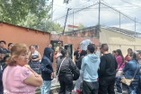 Los vecinos se reunieron frente a la vecindad donde habitan los perros.