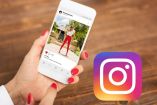 Persona utiliza Instagram en un teléfono celular junto al logotipo actual de la red social.