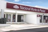 Fachada blanca de una sucursal del Nacional Monte de Piedad; marquesina y logotipo oficiales con colores guinda y blanco.