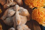 Pan de muerto en tradición Día de Muertos.