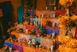 Altar de muertos en Día de Muertos.