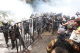 Elementos de seguridad en equipo táctico se enfrentan a los ciudadanos durante la manifestación que exigía agua limpia en Guadalajara.