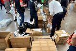 inspección de productos por las autoridades, sacándolos de cajas