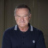 El actor murió en el 2014. Te decimos qué enfermedad padecíaRobin WilliamsRobin Williams died in 2014 at age 63. The Oscar-winning actor and comedian took his own life after battling severe depression and was later found to have Lewy body dementia.***Robin Williams murió en 2014 a los 63 años. El actor y comediante ganador del Óscar se quitó la vida tras luchar contra una fuerte depresión y posteriormente se reveló que padecía demencia con cuerpos de Lewy.