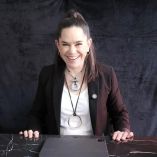 La periodista Yuriria Sierra presenta "Charlas imposibles (y urgentes) en el siglo XXI", en el que utiliza la inteligencia artificial para "charlar" con 62 figuras históricas y personajes contemporáneos
